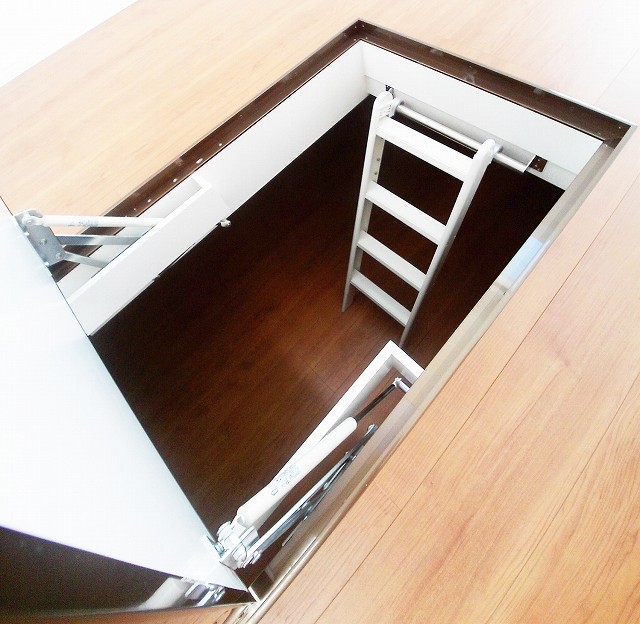 床下収納庫（コンフォート）④：深さ１ｍのため、付属のはしごで降ります。