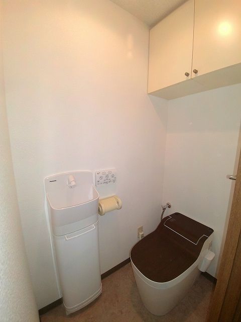 施工後：トイレ　タンクレストイレで広くなった空間に、手洗い兼収納を新設しました。